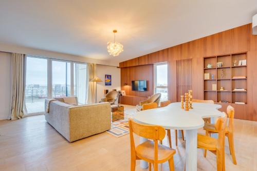 un salon avec une table et des chaises dans l'établissement Le Cosmic Penthouse - Proche Cité du Vin, à Bordeaux