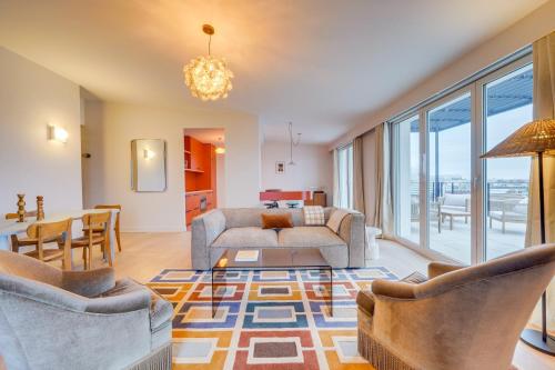 un salon avec un canapé, des chaises et une table dans l'établissement Le Cosmic Penthouse - Proche Cité du Vin, à Bordeaux