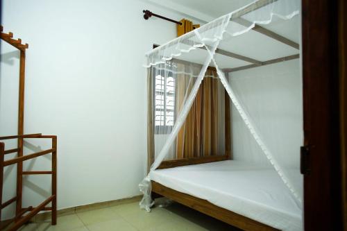 米瑞莎Mirissa Gallivant Resort的带梯子的客房内的双层床