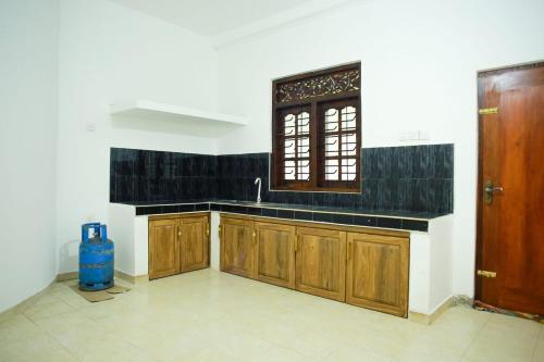 米瑞莎Mirissa Gallivant Resort的带水槽和窗户的厨房