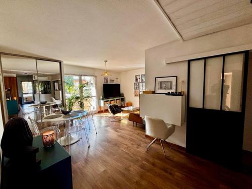 un salon avec une salle à manger et un salon avec dans l'établissement Appart Standing, Jardin, Terrasse, Parking, à Montpellier