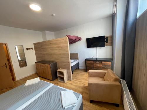 una camera da letto con un letto, un divano e una TV di GrünRaum Deister ad Hannover