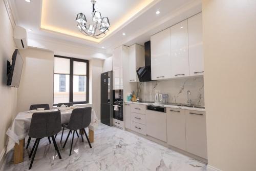 Η κουζίνα ή μικρή κουζίνα στο Stylish 1 Bedroom Apartment with Large Private Terrace and Rudaki Park Views in Central Dushanbe