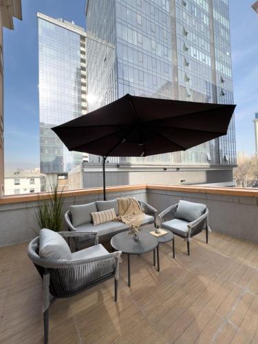 Μπαλκόνι ή βεράντα στο Stylish 1 Bedroom Apartment with Large Private Terrace and Rudaki Park Views in Central Dushanbe