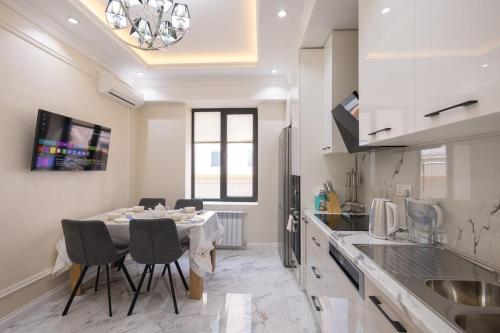 Η κουζίνα ή μικρή κουζίνα στο Stylish 1 Bedroom Apartment with Large Private Terrace and Rudaki Park Views in Central Dushanbe