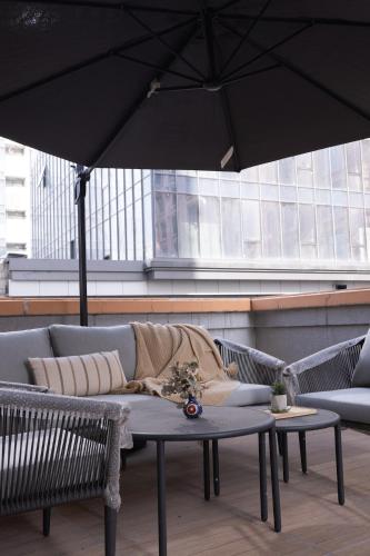 Χώρος καθιστικού στο Stylish 1 Bedroom Apartment with Large Private Terrace and Rudaki Park Views in Central Dushanbe