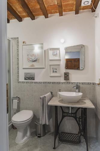 a bathroom with a sink and a toilet at Sofia a Montepulciano in Montepulciano
