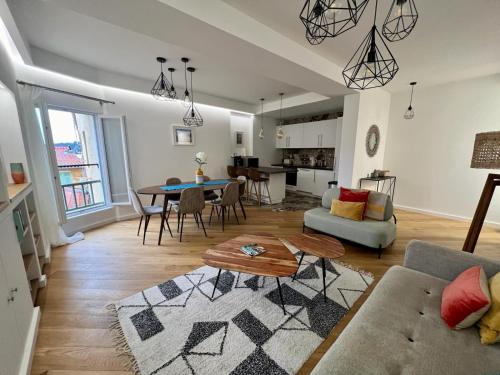 un salon avec un canapé et une table dans l'établissement LARA AP4441 By Riviera Holiday Homes, à Villefranche-sur-Mer
