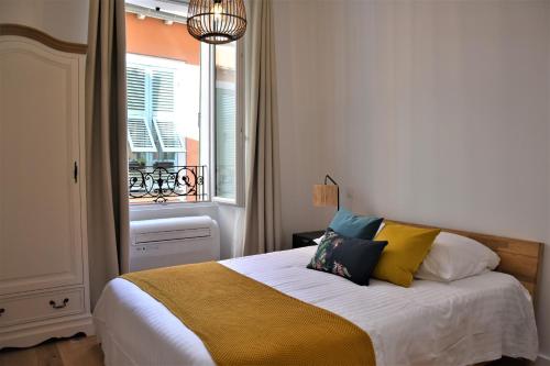 une chambre avec un grand lit avec une fenêtre dans l'établissement LARA AP4441 By Riviera Holiday Homes, à Villefranche-sur-Mer