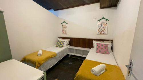 two twin beds in a small room at Casa Jabuticabeira in Ouro Preto