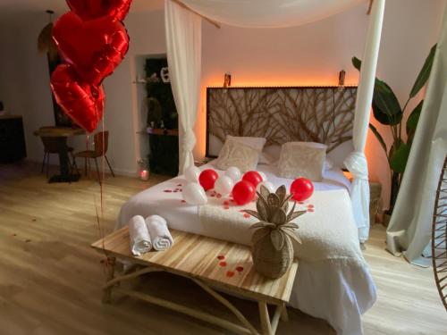 Ένα ή περισσότερα κρεβάτια σε δωμάτιο στο Le Bohème Spa, loveroom à Sète