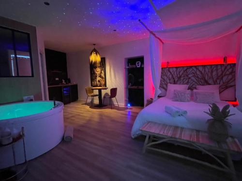 Ένα ή περισσότερα κρεβάτια σε δωμάτιο στο Le Bohème Spa, loveroom à Sète