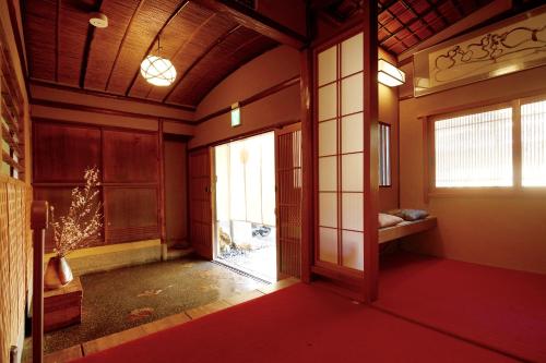 une chambre vide avec une porte et une fenêtre dans l'établissement Mitsuki Kyoto, à Kyoto