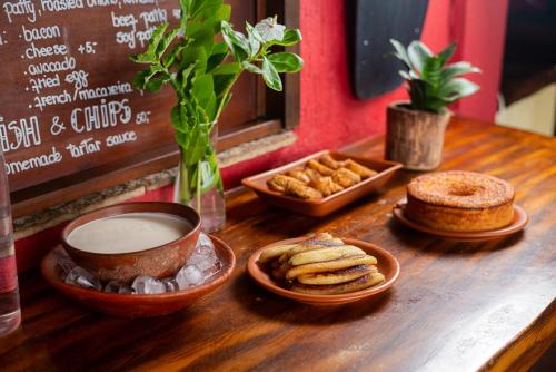 الطعام في مكان المبيت والإفطار أو بالجوار