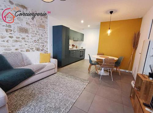 un salon avec un canapé et une table dans l'établissement Appartement cosy aux Beaux-arts, à Montpellier