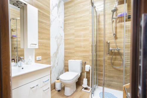 ワルシャワにあるU Wojtkaのトイレとシャワー付きのバスルーム