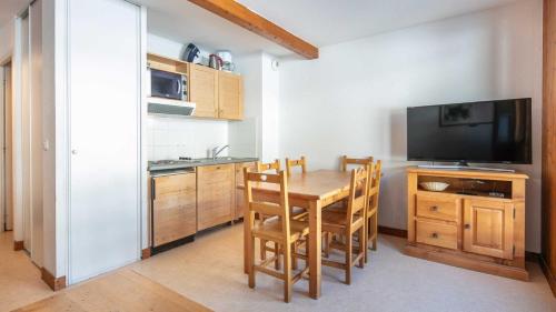 une cuisine avec une table de salle à manger et une télévision dans l'établissement Les Ecureuils A N 12 - 3P6, à Saint-Sorlin-dʼArves