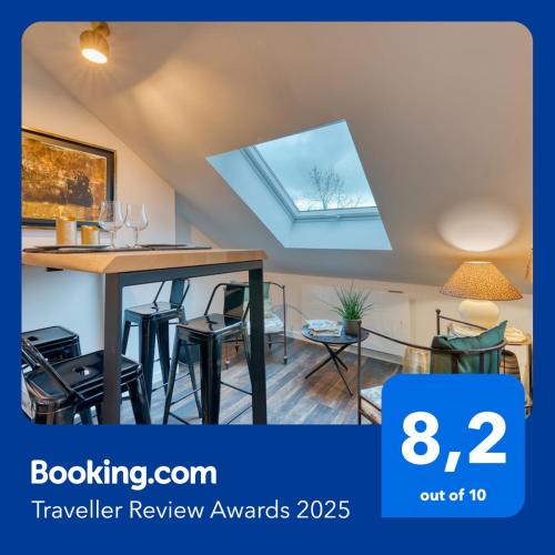 - une lucarne dans le salon doté d'une table et de chaises dans l'établissement Martin Bel F2 confortable, à Rouen