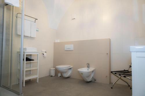 a bathroom with a toilet and a sink at Cityhotel am Domplatz Self-CheckIn in Klagenfurt