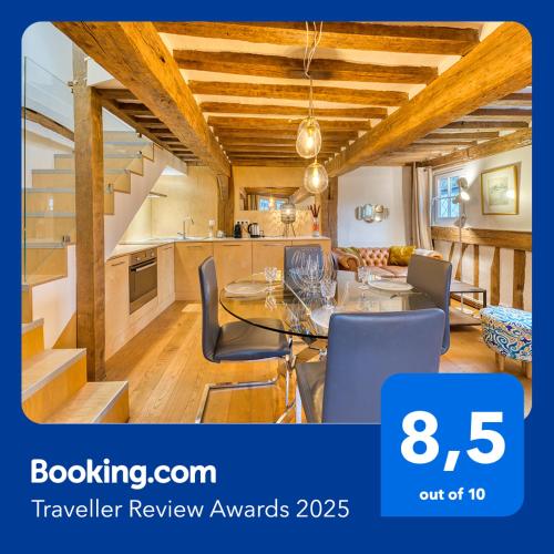 une cuisine et une salle à manger avec une table et des chaises dans l'établissement Guillaume - Le Charme Normand Intemporel, à Rouen