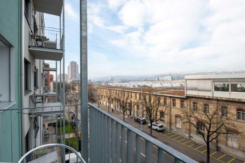 Un balcón o terraza de HITrental Letzigrund - Apartment