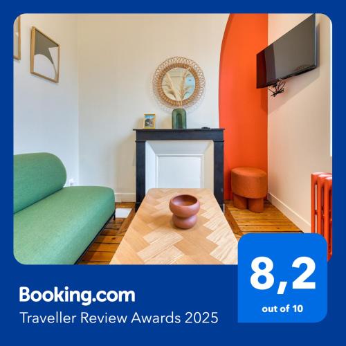 - un salon avec un canapé vert et une cheminée dans l'établissement Emma Mignon F2 proche de la gare, à Rouen