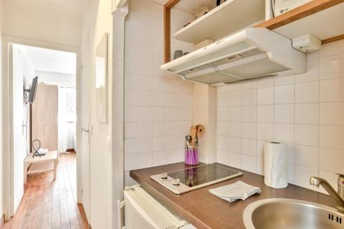 une cuisine avec un évier et un plan de travail dans l'établissement Lovely studio near La Croisette, à Cannes