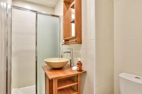 La salle de bains est pourvue d'un lavabo et d'une douche. dans l'établissement Lovely studio near La Croisette, à Cannes