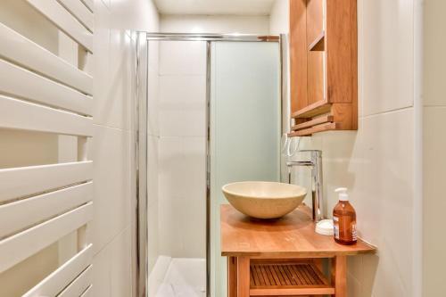 une salle de bain avec un lavabo et une vasque sur un comptoir dans l'établissement Lovely studio near La Croisette, à Cannes