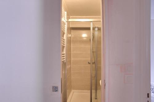 une douche avec une porte vitrée dans une salle de bain dans l'établissement Chic and spacious apart amaizing terrace, Évry-Courcouronnes
