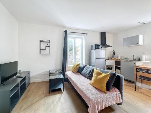 un salon avec un canapé et une cuisine dans l'établissement Apartment Gare 4 pers N5, à Clermont-Ferrand