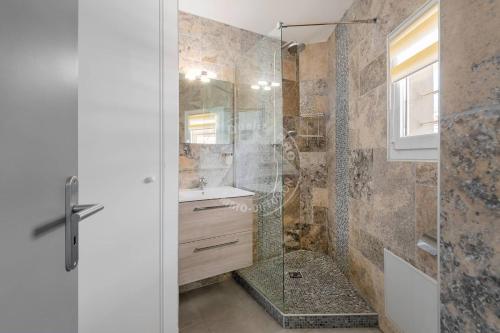 une salle de bain avec une douche en verre et un lavabo dans l'établissement AS17563 - P2 Entièrement équipé accès mer direct avec parking privé, au Grau-du-Roi