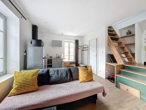 un salon avec un canapé et une cuisine dans l'établissement Apartment Gare 4 pers N5, à Clermont-Ferrand