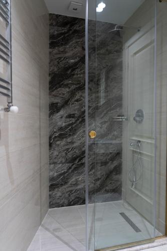 Ένα μπάνιο στο Design Hotel "Mamu Apartment" with kitchen and mountain views