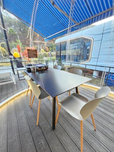 Balkoni atau teres di Galaxy X Hotel Type Caravan Glamping & Pension