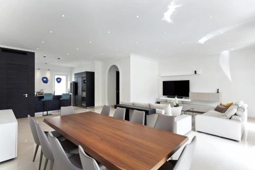 - une salle à manger et un salon avec une table et des chaises en bois dans l'établissement REF 1208 - Cannes - 5mins to Palais des Festivals, à Cannes