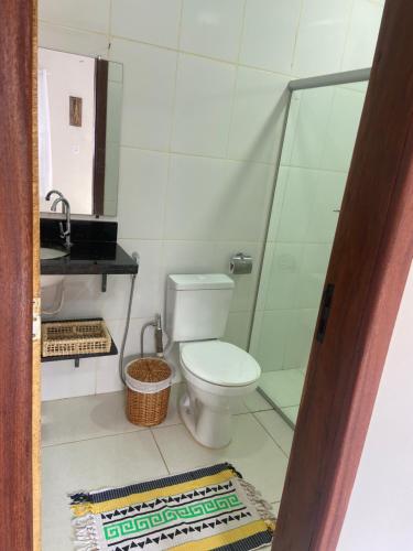 a bathroom with a toilet and a shower at Sabiá & C0 Casa Hotel Suítes in Prado