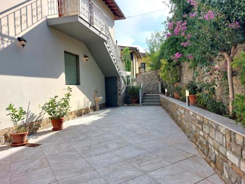 a courtyard of a house with plants and flowers at Suite Sant'Anna in Greve in Chianti