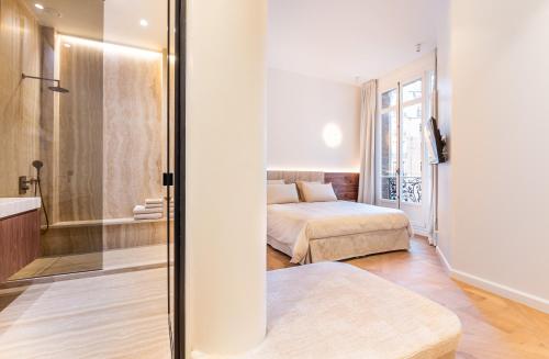 une chambre avec un lit et une salle de bain avec douche dans l'établissement Luxurious Suite Eiffel Tower Flandrin Muette AC, à Paris
