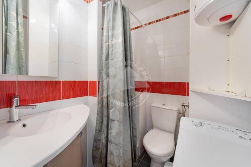 une salle de bain avec des toilettes blanches et un lavabo dans l'établissement AS9557 - Studio vue sur la mer avec parking privé proche centre ville, au Grau-du-Roi