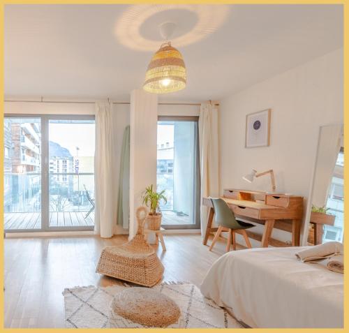 une chambre avec un lit, une table et un bureau dans l'établissement Chez Mike I Studio I Annemasse, à Annemasse