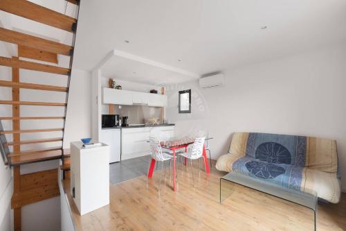 un salon avec une table et un canapé dans l'établissement AS13871 - P2 en duplex au Centre Ville avec magnifique vue, au Grau-du-Roi