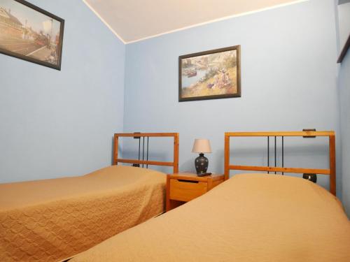 two beds in a room with blue walls at Perbacco in SantʼAngelo Limosano