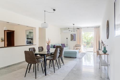 Naturally Bright 3BR Flat in Marousi by UPSTREET
