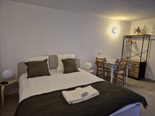 une chambre avec un lit avec deux serviettes dessus dans l'établissement Studio de Charme avec Jacuzzi - Escapade Relaxante, à Strasbourg