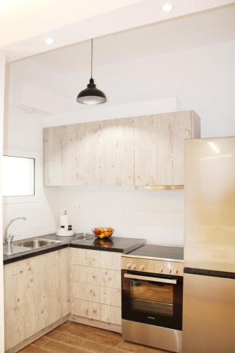 ARIS Neos Kosmos- 3 min walk from the Metro station