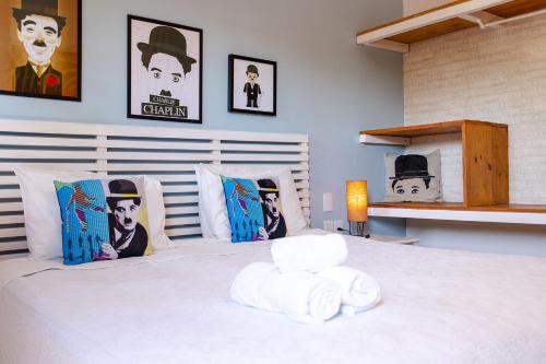 a bedroom with a bed with a pile of towels on it at Pousada La Vie Jeri in Jericoacoara