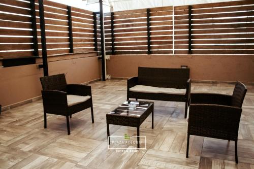 a room with chairs and a table and a couch at ACEQUIA SUITES WHITE & BLACK para 1 a 2 personas ESPECIALISTAS EN CORTAS, MEDIANAS Y LARGAS ESTANCIAS en IZCALLI TEPOTZOTLAN perfectas para Familias, Turistas, Contratistas, Estudiantes, Empresas y Ejecutivos a sólo 5 min Izcalli in Cuautitlán Izcalli