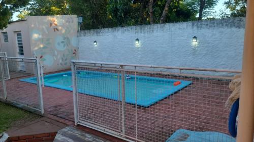 ロザリオ・ド・スルにあるMi casa es su casa!の周囲にフェンスを設けたスイミングプール