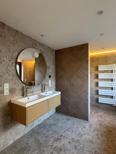 a bathroom with a sink and a mirror at Ferienwohnung Flusshochdrei in Hannoversch Münden